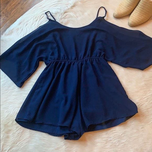 DAILYLOOK: Navy Romper with cold shoulder detail - Picture 5 of 5